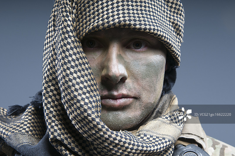 美国陆军空降特种部队狙击手在野战伪装的肖像图片素材