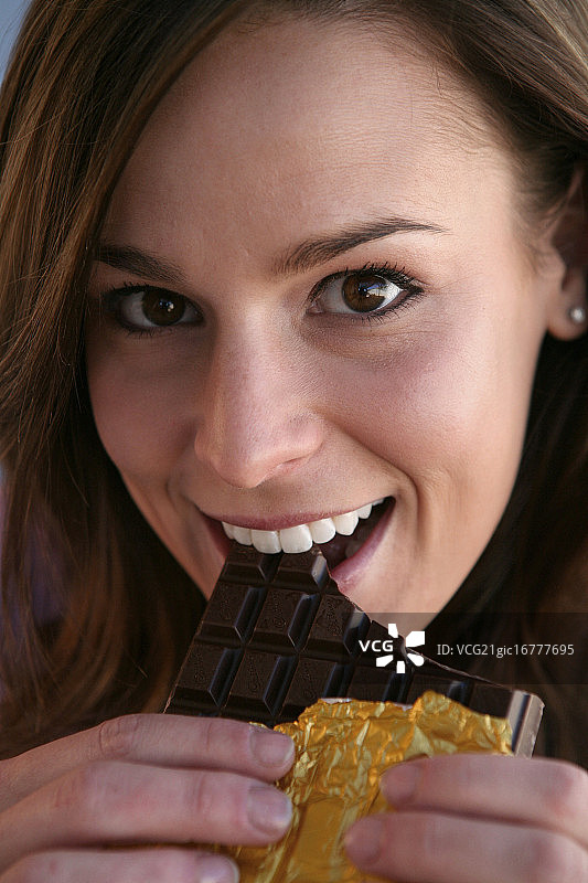 吃巧克力的年轻女子图片素材