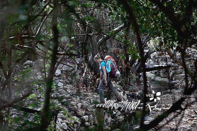 女徒步旅行者走在森林小径，利西亚路，土耳其图片素材