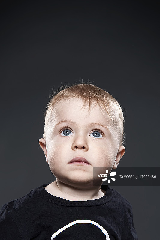 身穿黑色衬衫的男婴肖像(12-23个月)图片素材