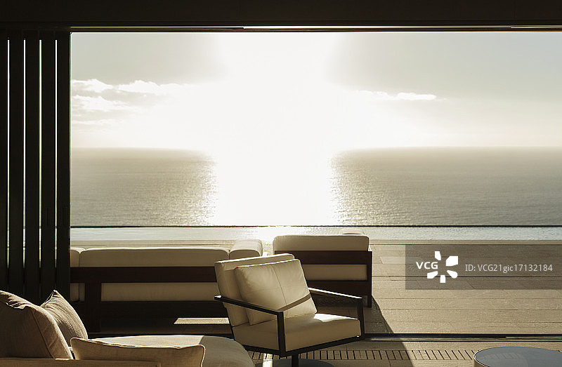 现代客厅俯瞰日落时的海洋图片素材