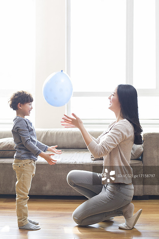 快乐的年轻母子玩气球图片素材