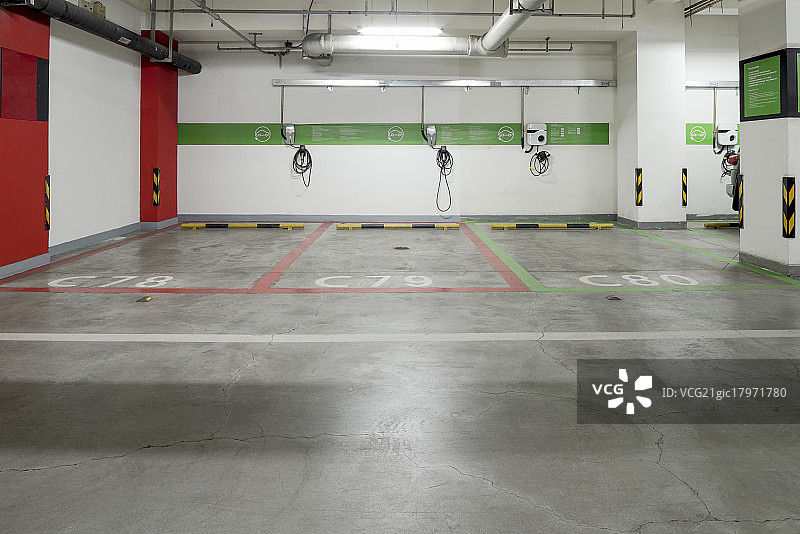 配备新能源汽车充电桩的地下停车场图片素材