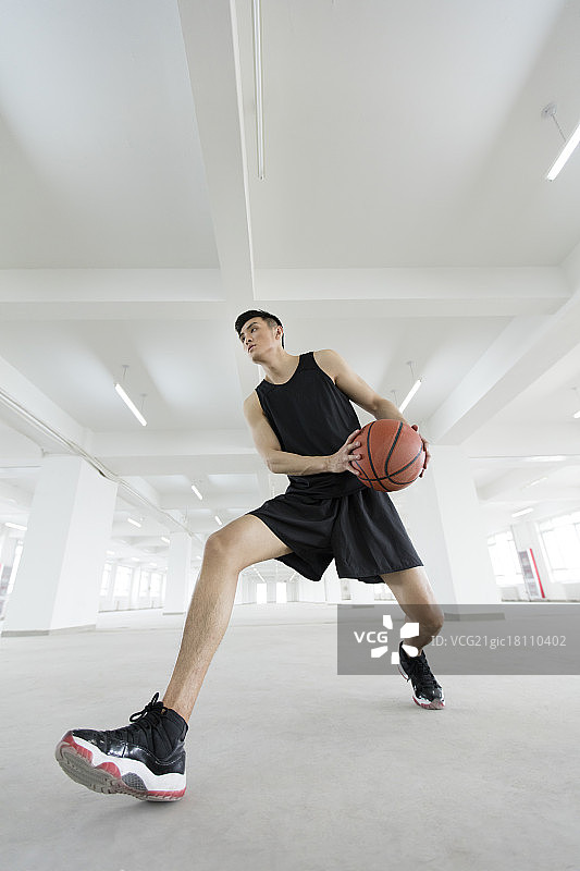 打篮球的青年男人图片素材