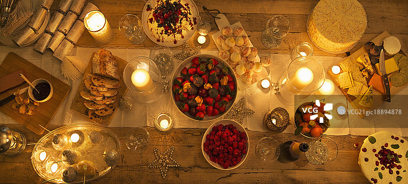 头顶的烛光餐桌与圣诞甜点图片素材