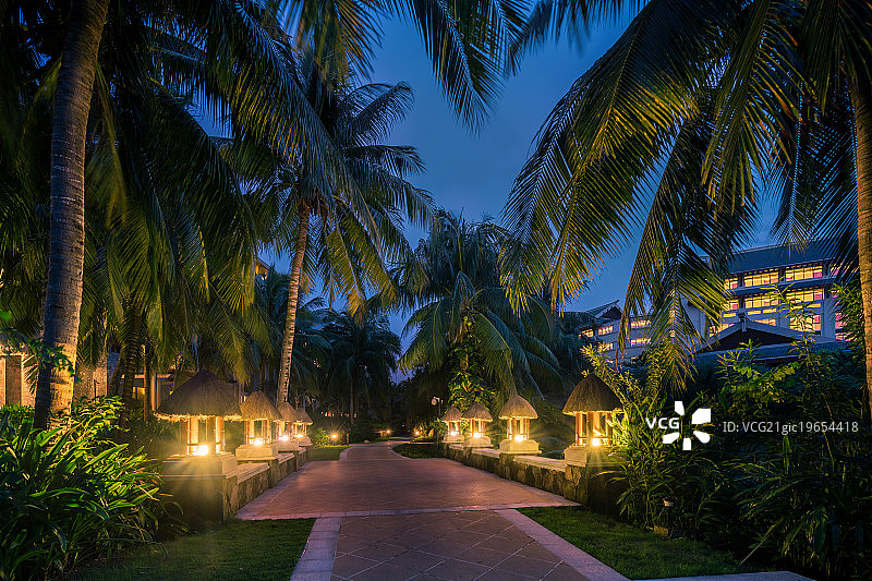 海岛豪华酒店园区夜景图片素材