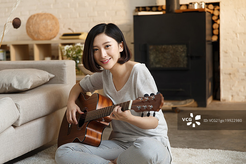 青年女人弹吉他图片素材