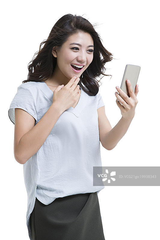 快乐的年轻女子使用手机图片素材