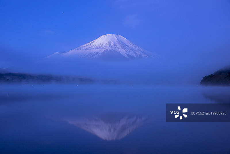 日本山梨县山中子村山中子和富士山的凌晨图片素材