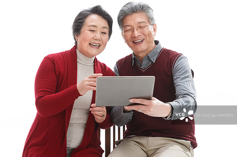 老年夫妇用平板电脑视频拜年图片素材