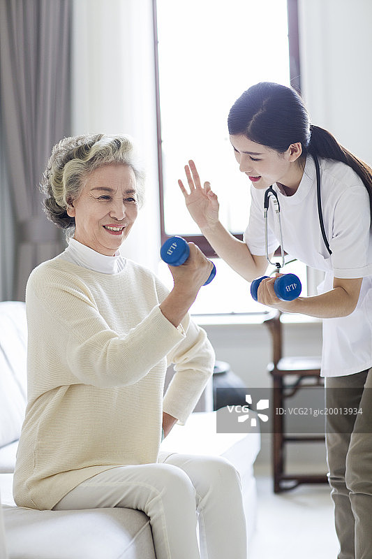 护工指导老年女子锻炼身体图片素材