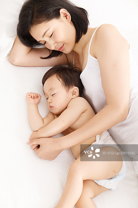 妈妈陪着宝宝睡觉图片素材