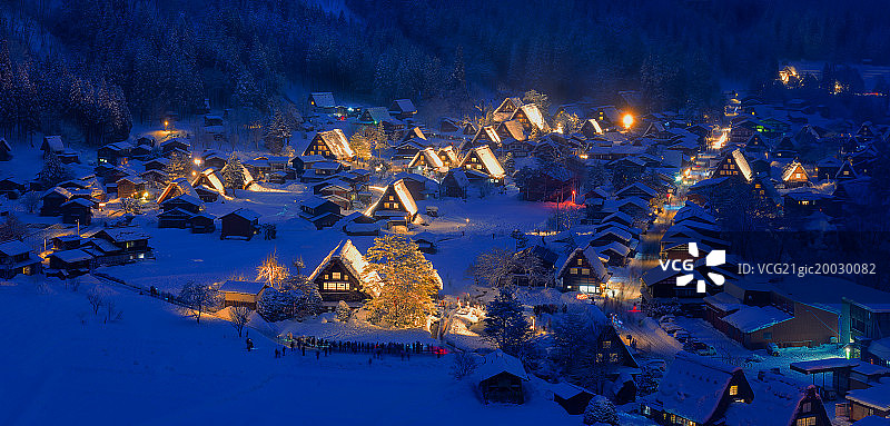 日本白川乡合掌村冬季亮灯图片素材
