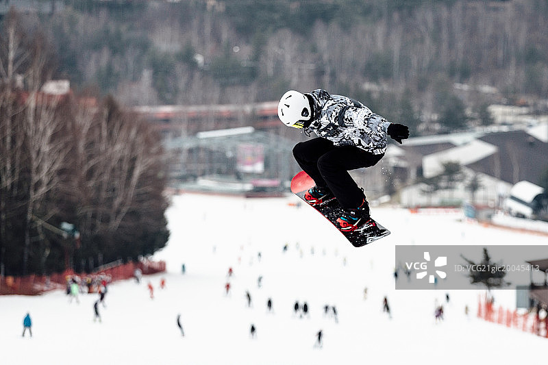 滑雪运动员在空中跳起来图片素材