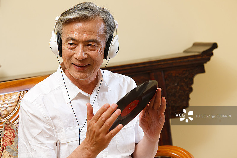 东方老年男人听音乐图片素材
