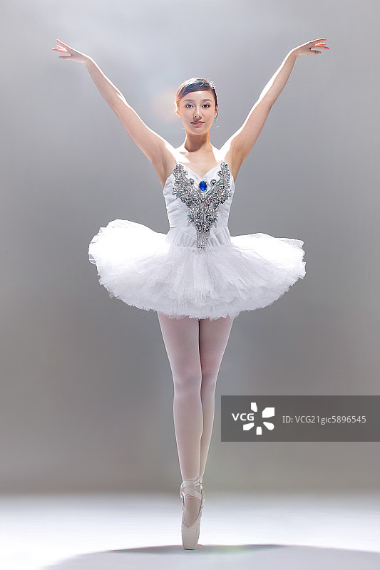东方女孩跳芭蕾舞图片素材