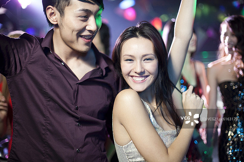 时尚年轻人在酒吧跳舞图片素材