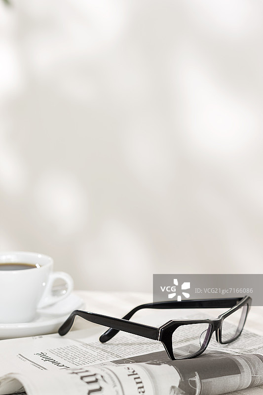 眼镜，一份报纸和一杯咖啡图片素材