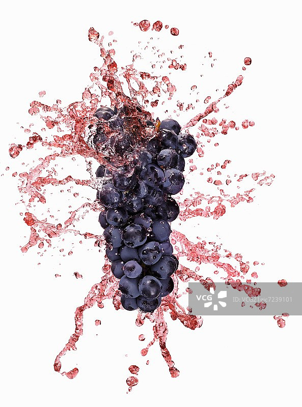 红葡萄和果汁喷溅图片素材