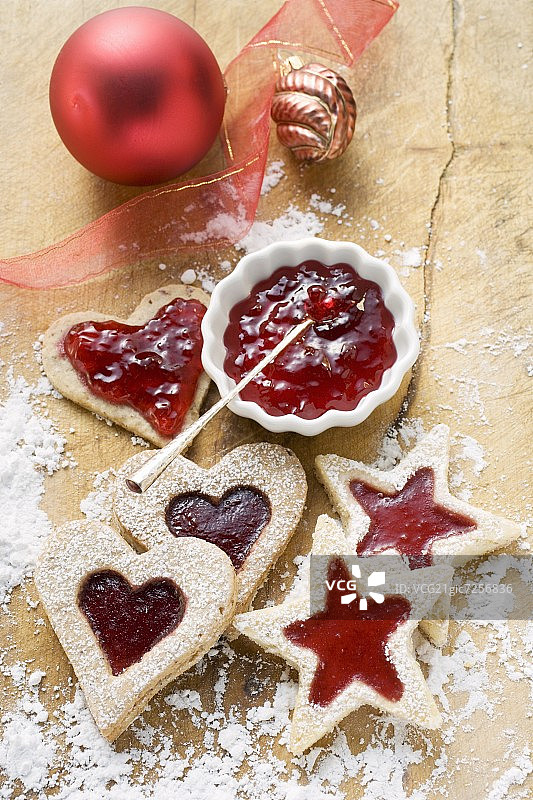 星形和心形饼干配覆盆子果酱图片素材