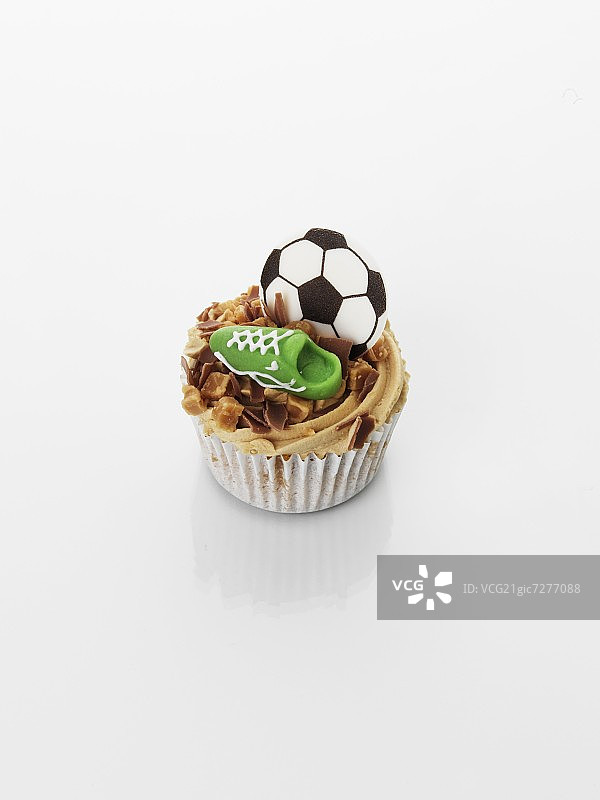 一个装饰有足球图案的焦糖纸杯蛋糕图片素材