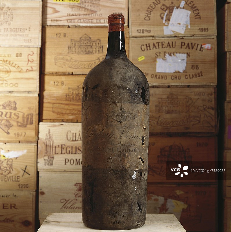 An old bottle of Ch芒teau Beaus茅jour图片素材