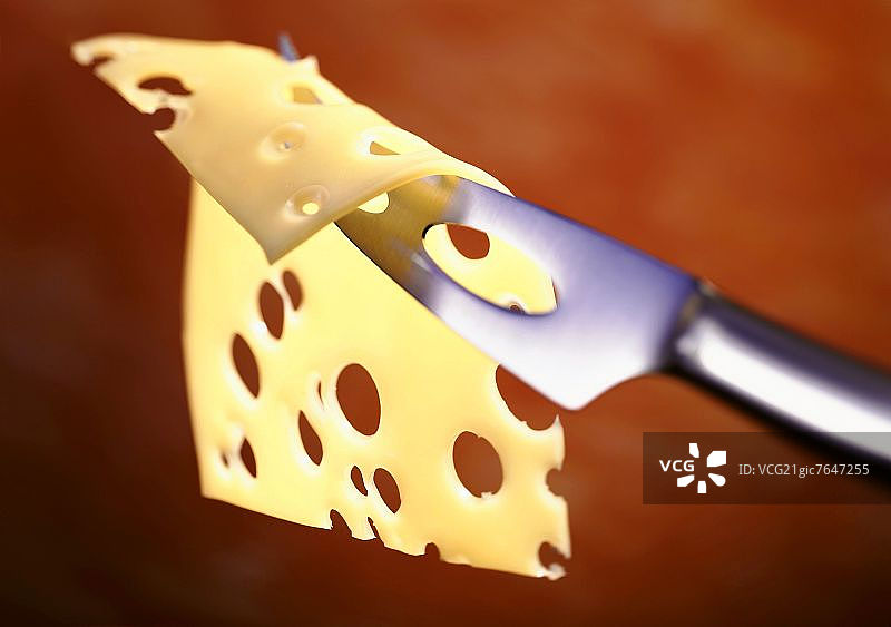 奶酪刀上的埃芒塔尔奶酪片图片素材