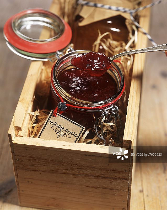 装在木盒子里的自制草莓酱图片素材