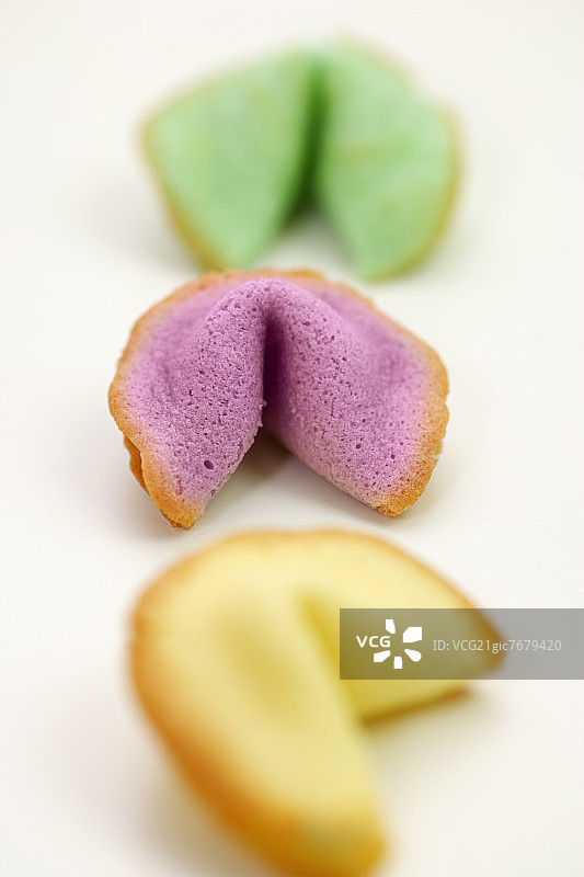 三种不同颜色的幸运饼干，排成一排图片素材