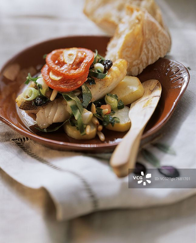 马略卡风格的鱼，配甜菜和松子;面包图片素材
