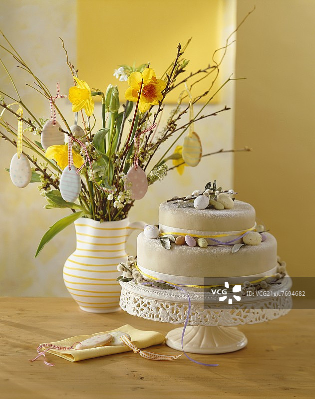 复活节蛋糕和装饰饼干的安排图片素材