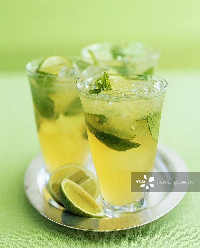 绿茶和青柠潘趣酒图片素材