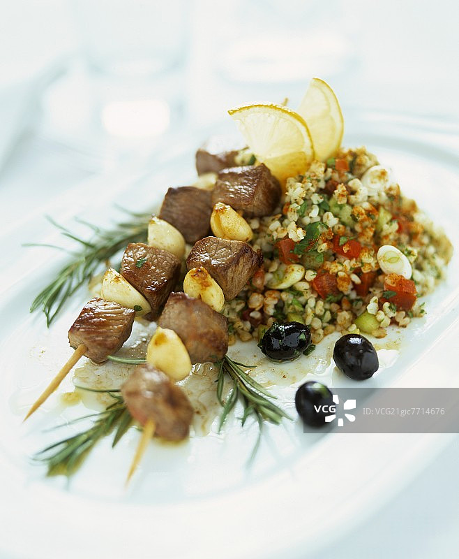 大蒜羊肉串和tabouleh(碎干沙拉)图片素材