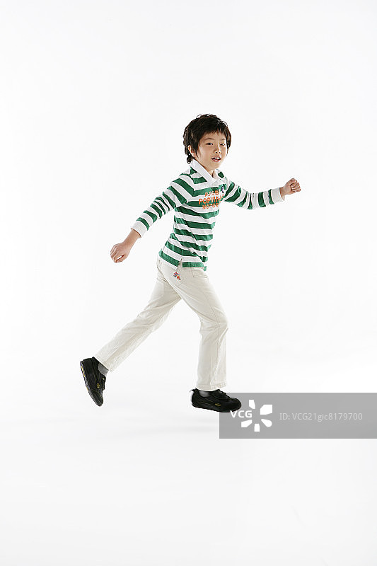 男孩(12-13)奔跑，肖像图片素材