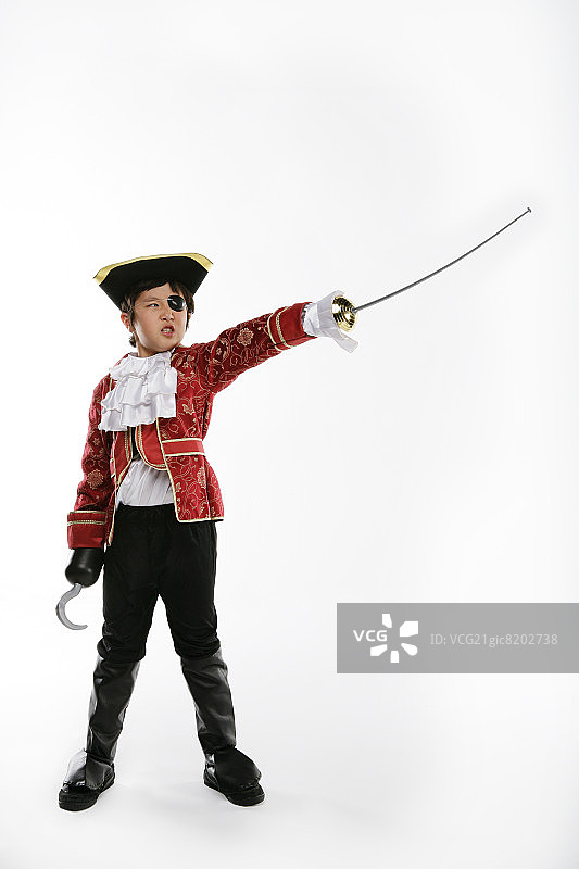 男孩(12-13岁)穿着钩船长服装，手里握着剑图片素材