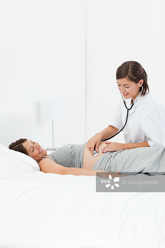 有个孕妇和护士在床上图片素材