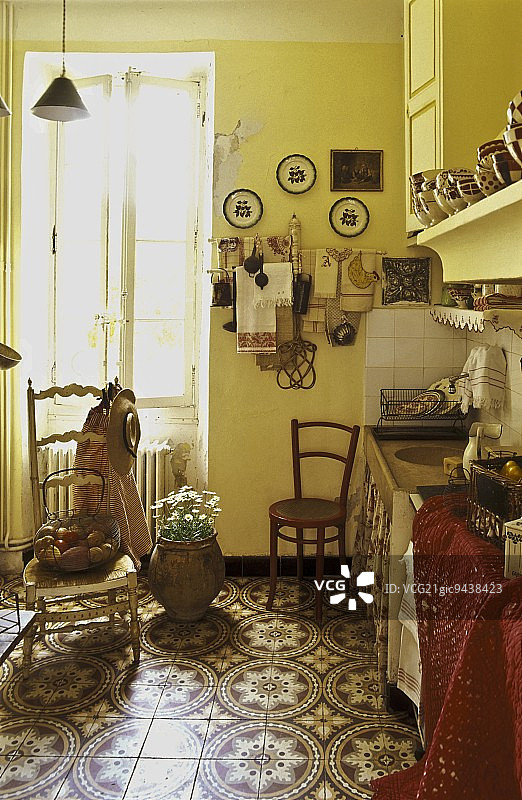 传统厨房与装饰地砖图片素材
