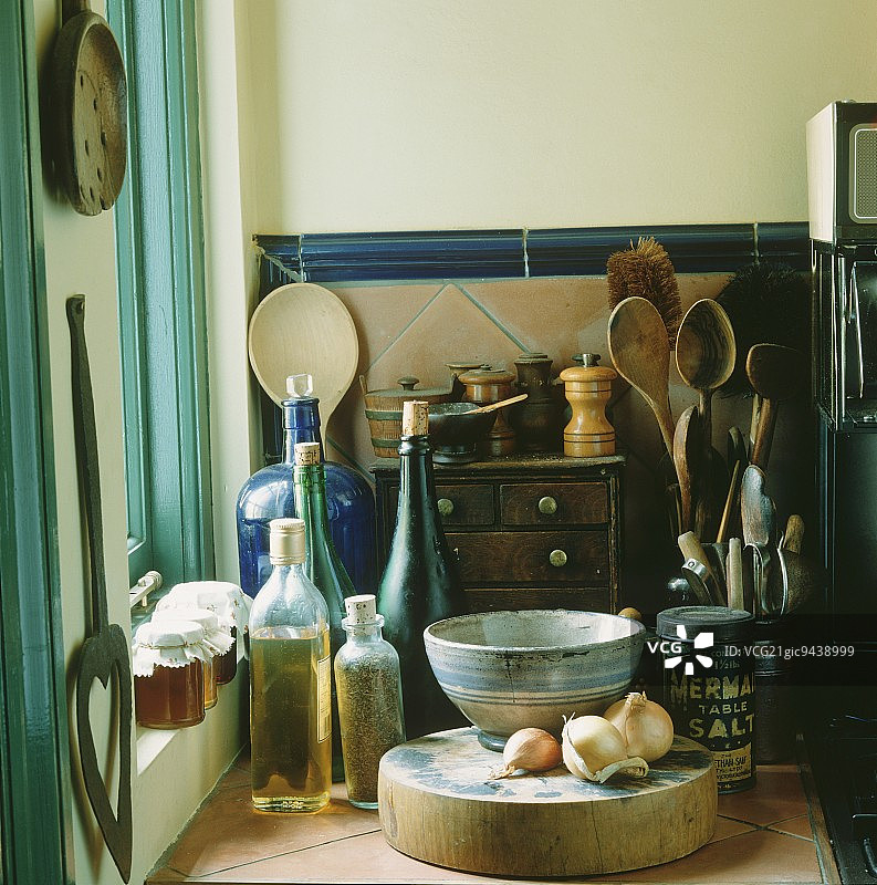 旧厨具，洋葱和油图片素材