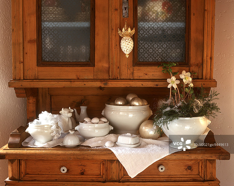 厨房橱柜上有圣诞装饰的白色陶器图片素材