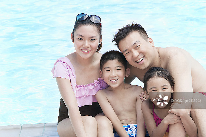 全家福，妈妈，爸爸，女儿，儿子，在泳池边微笑图片素材
