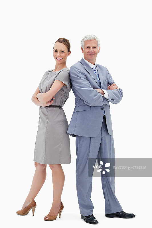白发商人背对着一个女人背靠着白色的背景图片素材