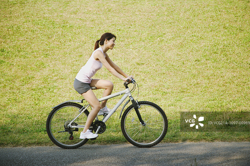 骑自行车的年轻女子图片素材