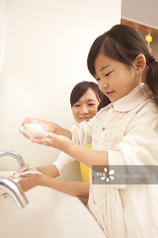 幼儿园老师和女孩洗手图片素材