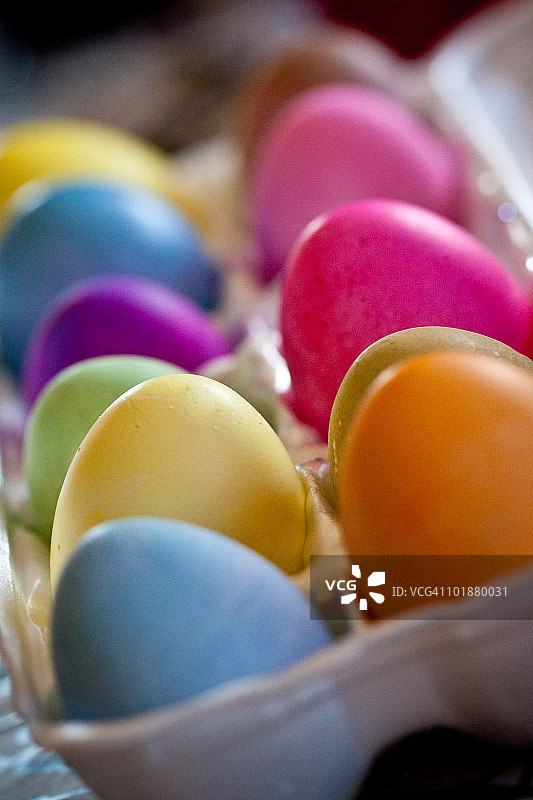 染色的复活节彩蛋在一个纸箱图片素材