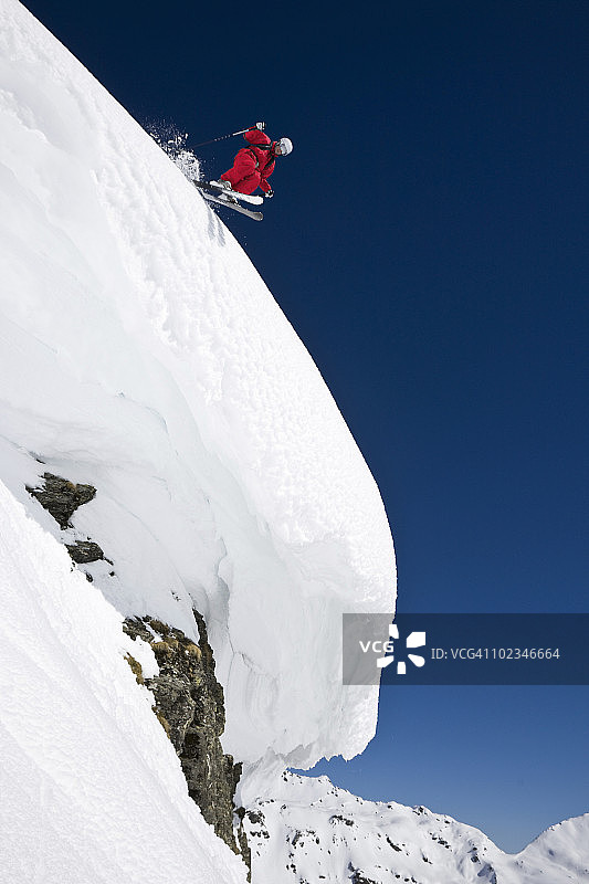奥地利，萨尔茨堡，格洛斯，滑雪者从山上跳，侧面的观点，高架的观点图片素材
