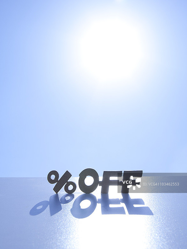 蓝天上的“% OFF”标志。图片素材