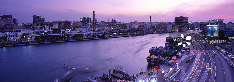 迪拜河从德拉一侧看黄昏，迪拜，阿拉伯联合酋长国图片素材