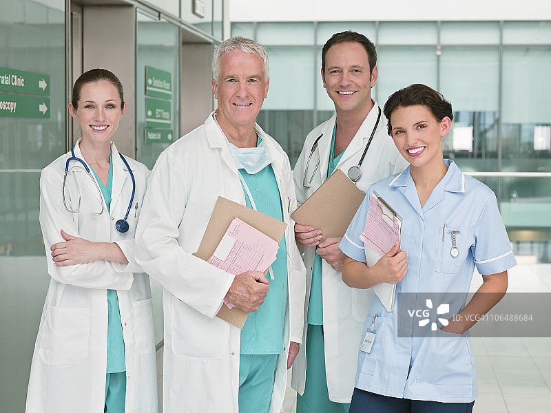 四名身穿白大褂的医生在医院里的肖像图片素材