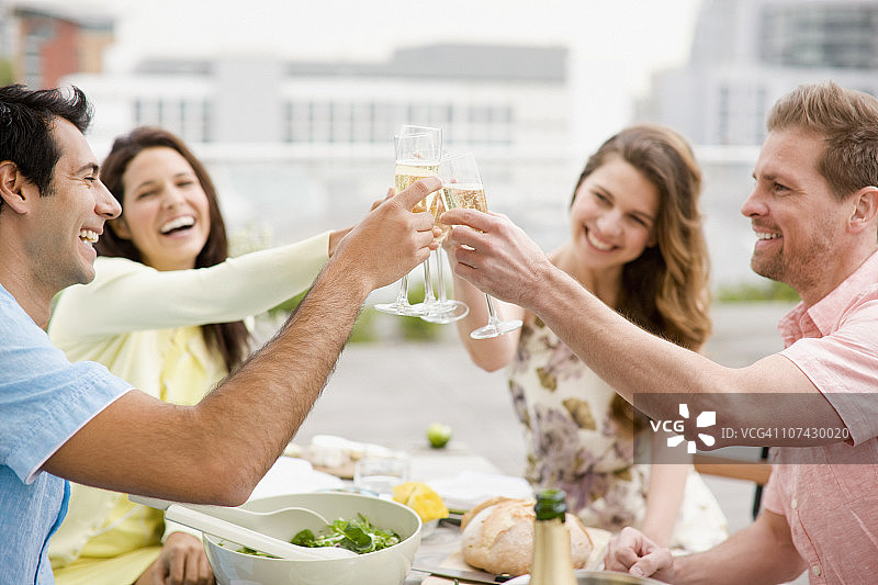 欢笑的情侣们在户外用香槟举杯图片素材