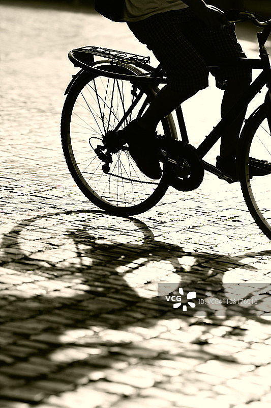 城市里的自行车剪影图片素材